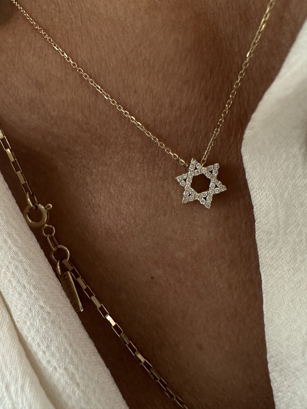 שרשרת מגן דוד מזהב עם יהלומים לבנים עדינה ומרגשת- BENAMI