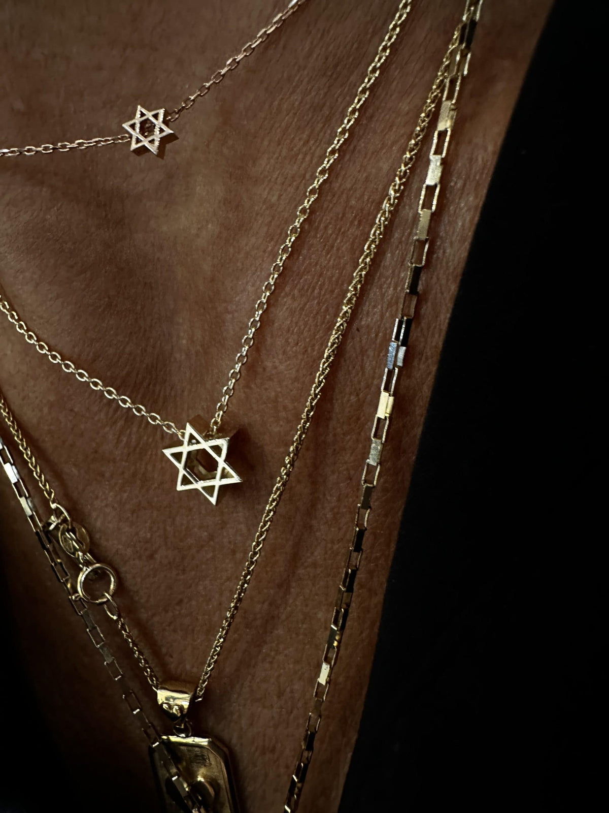 שרשרת מגן דוד מזהב, שרשרת מקסי עדינה יושבת גבוה על הצוואר - BENAMI